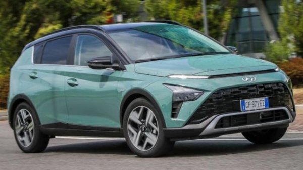 Двугоривната бензинова/пропан- бутан версия на Hyundai Bayon беше представена на пазара през лятото на 2022 и се предлага в Полша и Италия, макар и не в България. 
Компактният кросоувър с големи размери (4180 мм дължина, 1775 мм ширина и 1500 мм височина, с еднакво междуосие при 2580 mm) е задвижван от 1,2-литров Mpi двигател . В допълнение към капацитета на багажника между 393 и 1187 литра - този модел може да се похвали с деклариран максимален пробег от 650 км в режим LPG, благодарение на специалния 47-литров резервоар. В смесен режим LPG/бензин достига над 1300 км, подчертаваме, с посочена от компанията икономия от 40% в сравнение с бензиновата версия по отношение на разходите за гориво. Според декларираното от корейската компания разходът на бензин в смесения комбиниран цикъл WLTP е 5,5 &ndash; 5,7 л / 100 км , а при преминаване към LPG &ndash; 6,9 &ndash; 7,2 л / 100 км .

